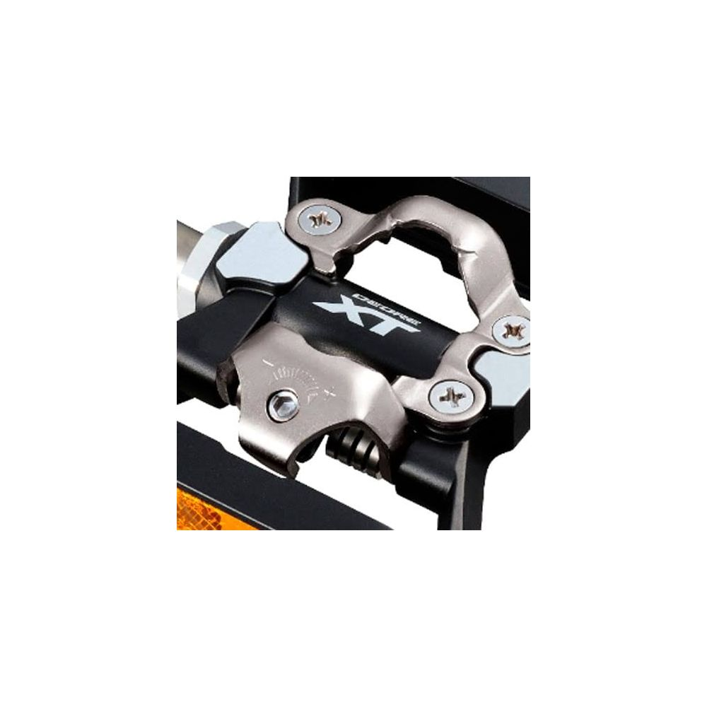 Nahaufnahme eines silbernen und schwarzen Fahrradpedals mit XT-Logo.