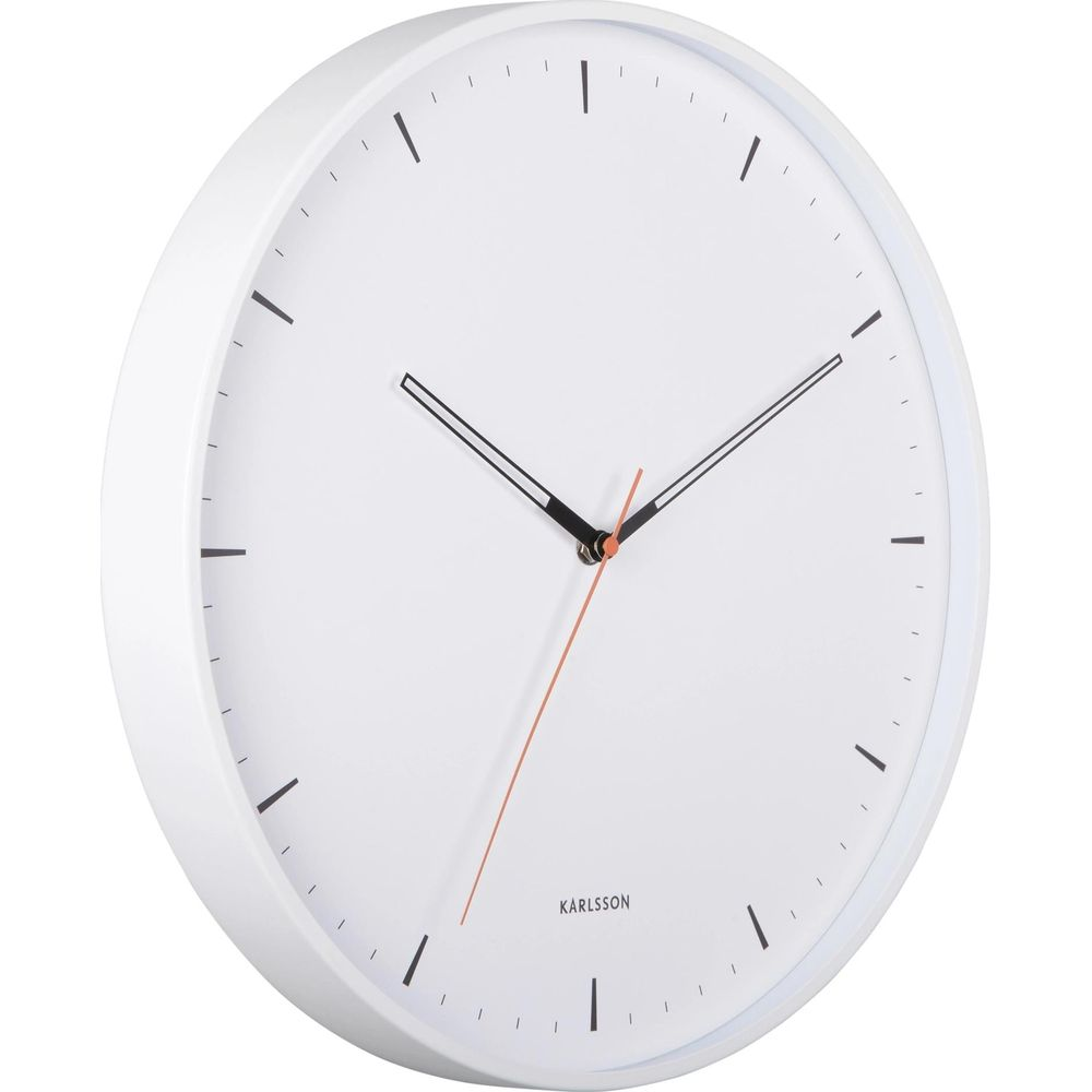Un orologio da parete bianco con lancette nere e lancetta dei secondi arancione.