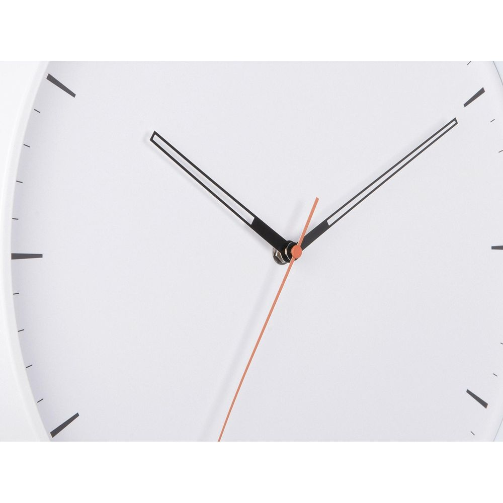 Orologio da parete bianco con lancette nere e lancetta dei secondi arancione.