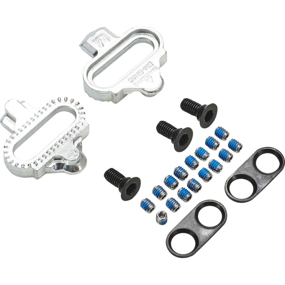 Zwei silberne Fahrradpedal-Cleats, Schrauben und Platten auf weißem Hintergrund.