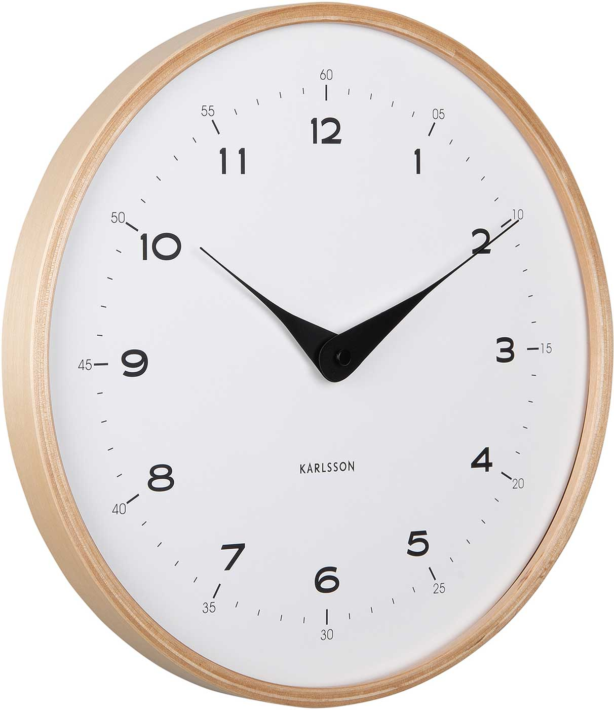 Un orologio da parete in legno con quadrante bianco e lancette nere che segna le 10:09.
