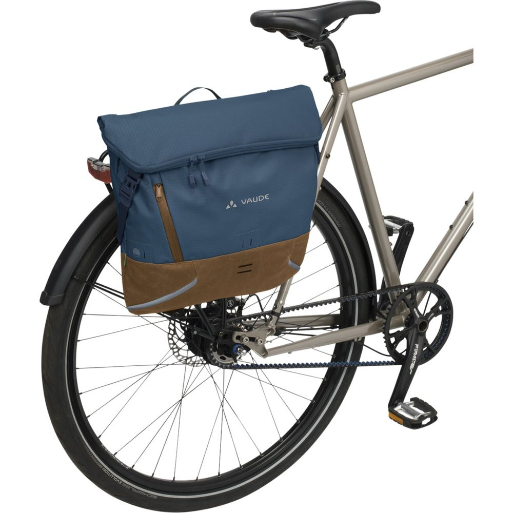 Sacoche de vélo bleue avec des accents marron, fixée à un vélo argenté.