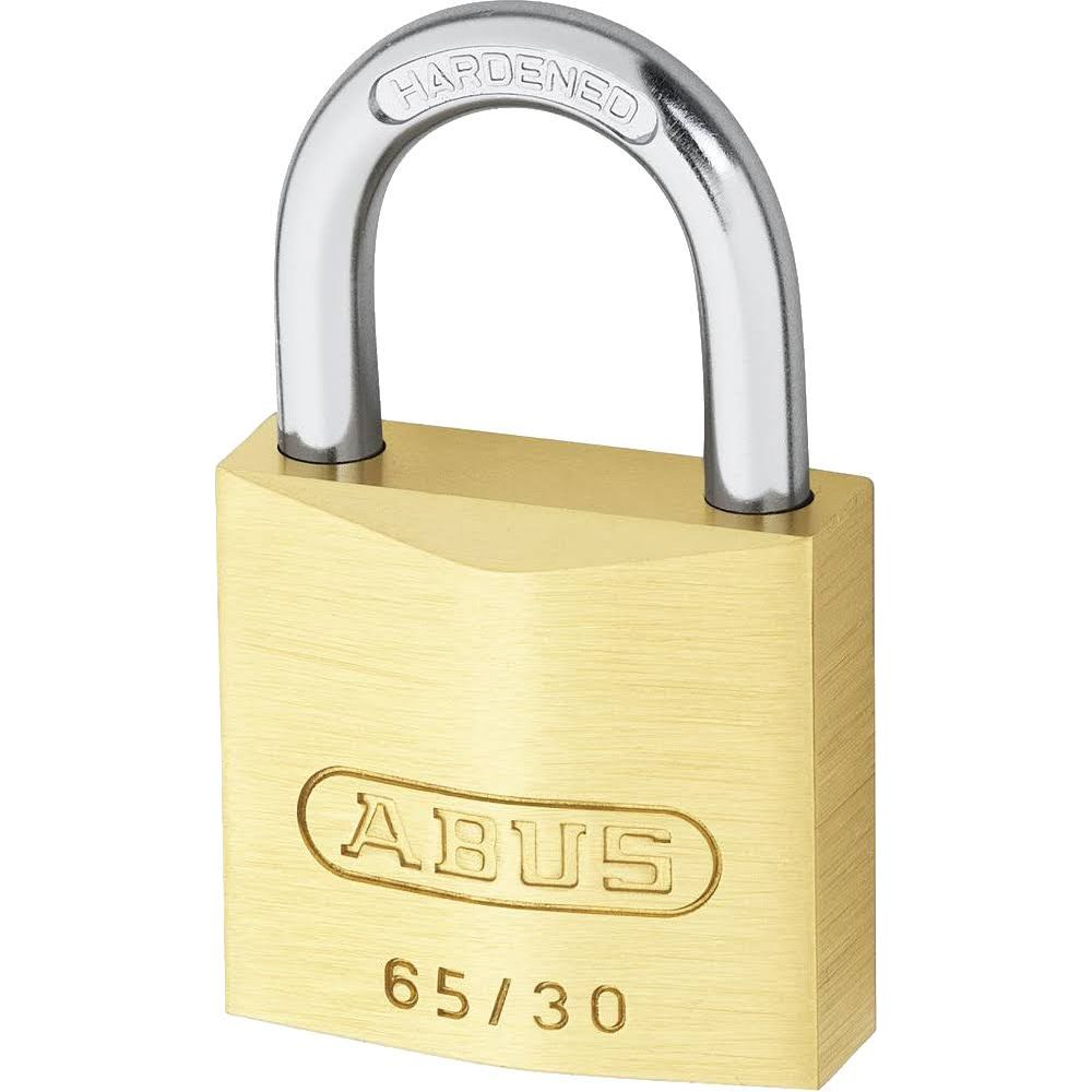 Ein goldfarbenes Vorhängeschloss mit silbernem Bügel und der Aufschrift ABUS 65/30.