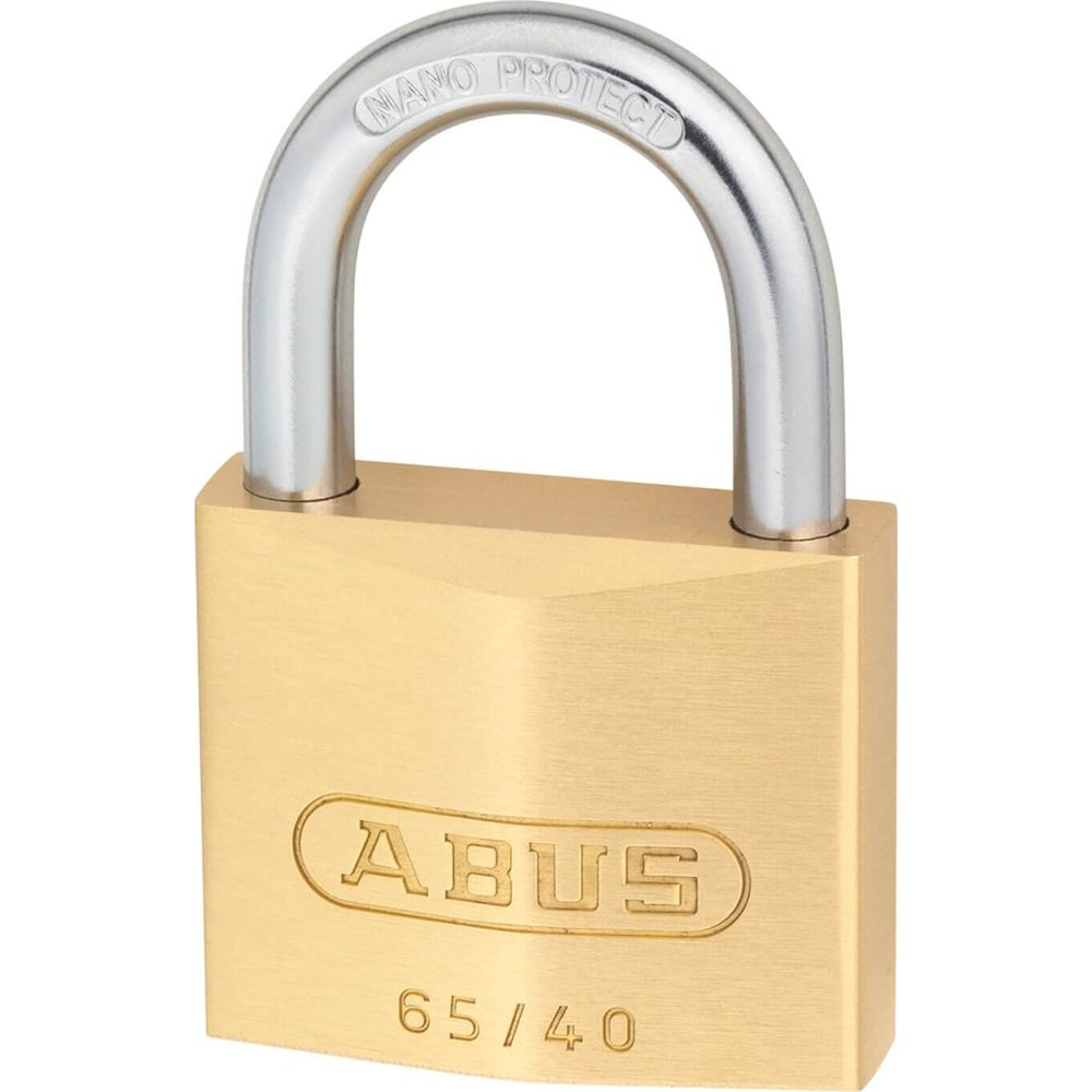 Ein Messing-Vorhängeschloss mit silbernem Bügel und der Aufschrift ABUS 65/40.