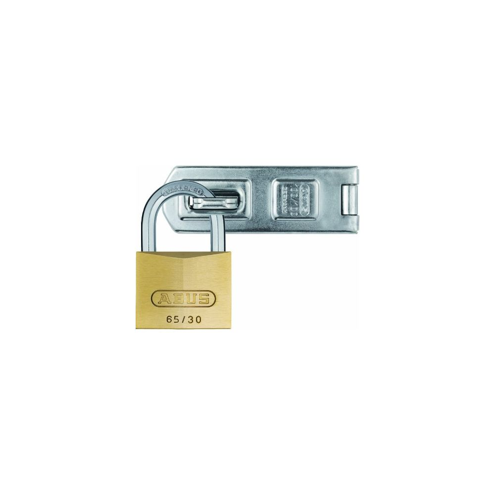 Ein goldfarbenes ABUS Vorhängeschloss, Modell 65/30, ist an einer silbernen Vorhängeschlossöse befestigt.