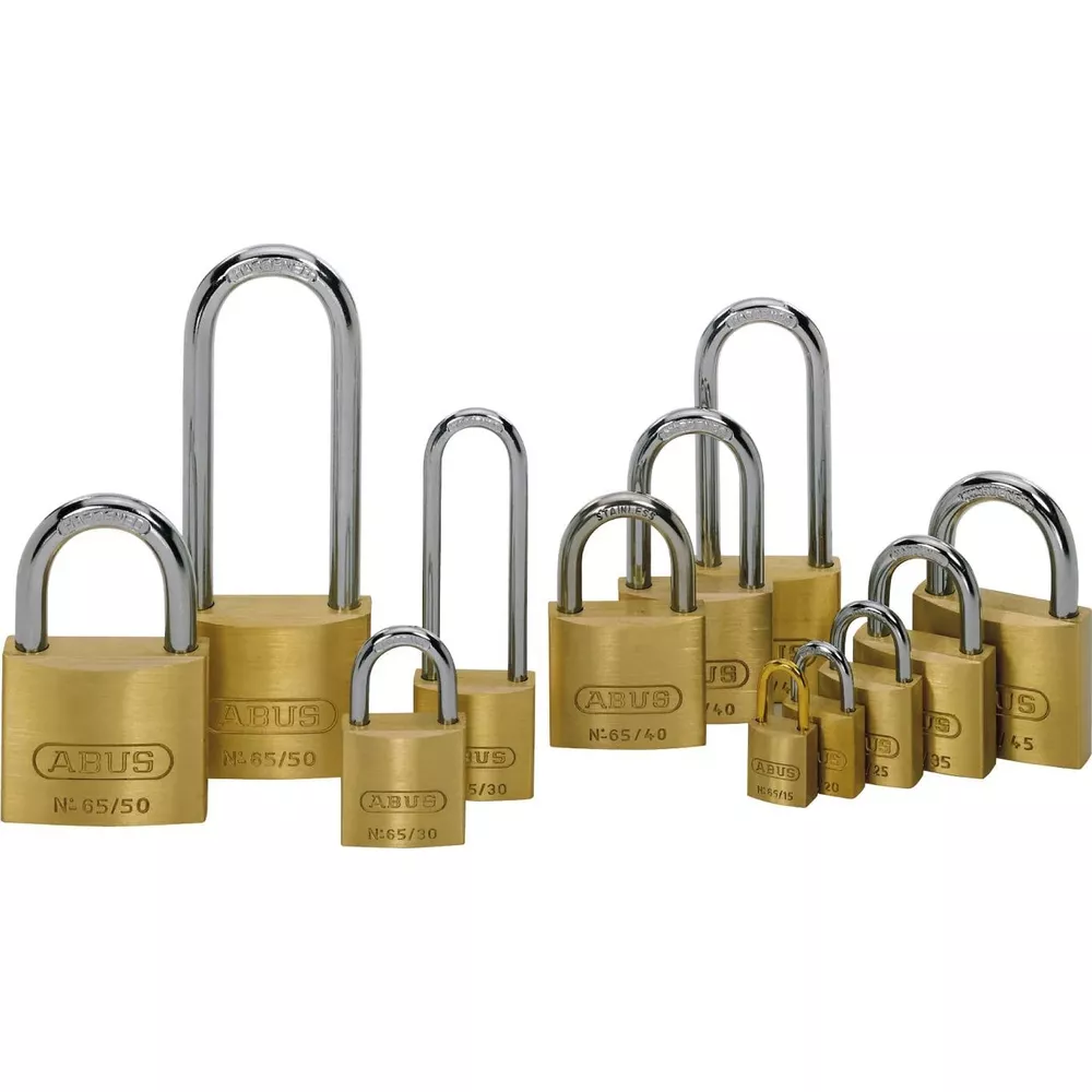 Eine Gruppe goldener ABUS-Vorhängeschlösser unterschiedlicher Größe mit silbernen Bügeln.