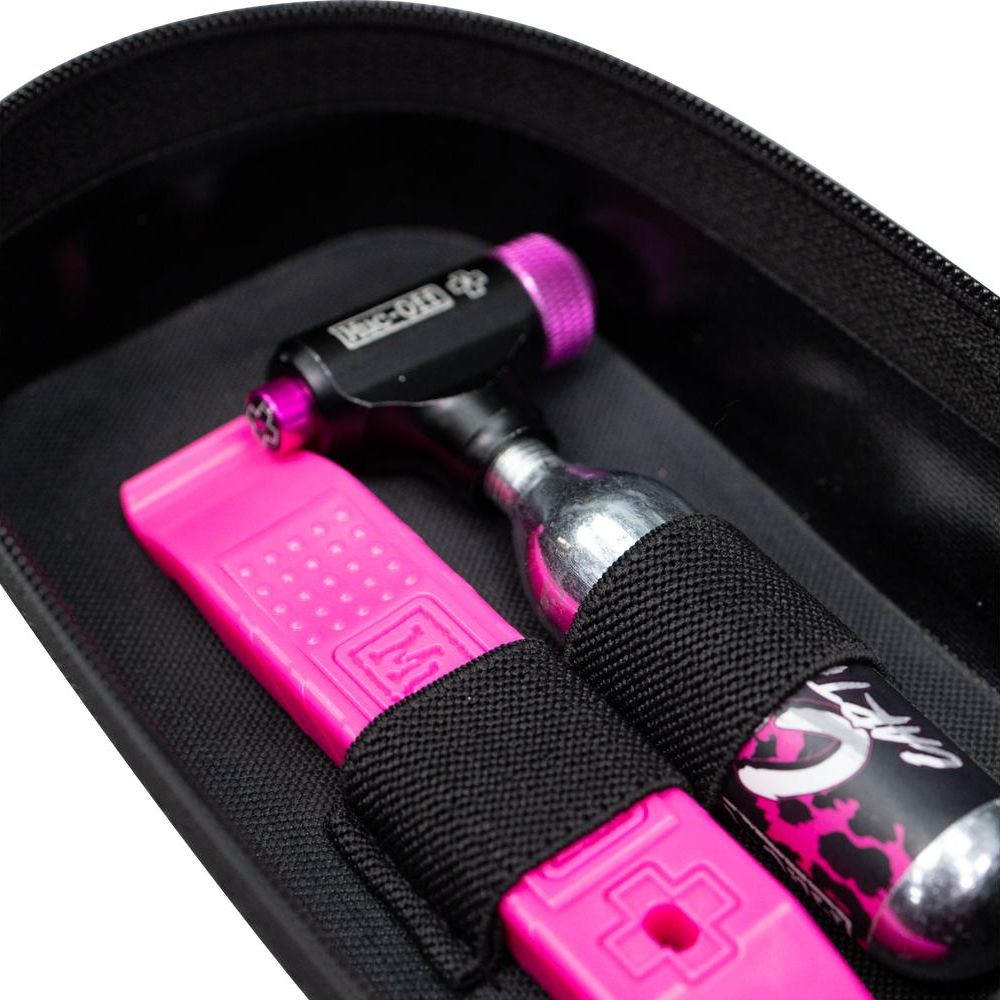 Kit de réparation vélo sac noir : pompe, cartouche CO2, démonte-pneus.