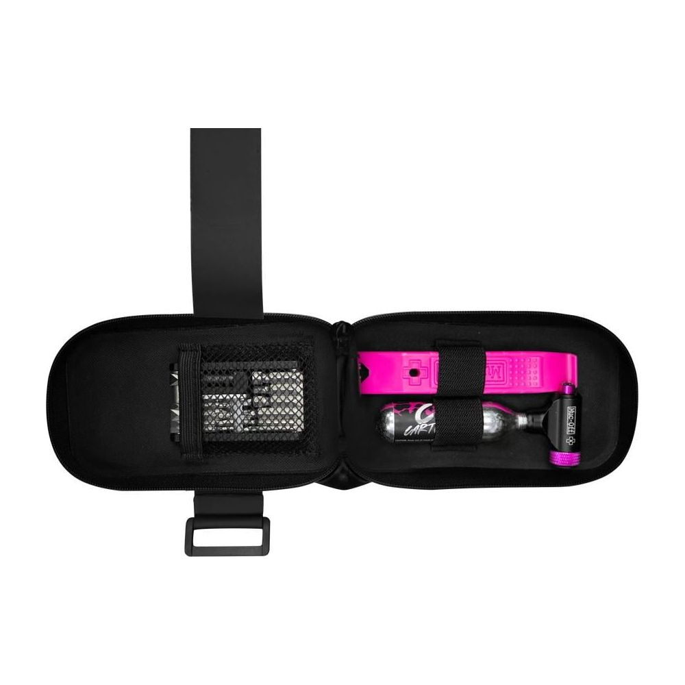 Une trousse noire ouverte avec des outils de vélo, un cartouche de CO2 et une pompe.