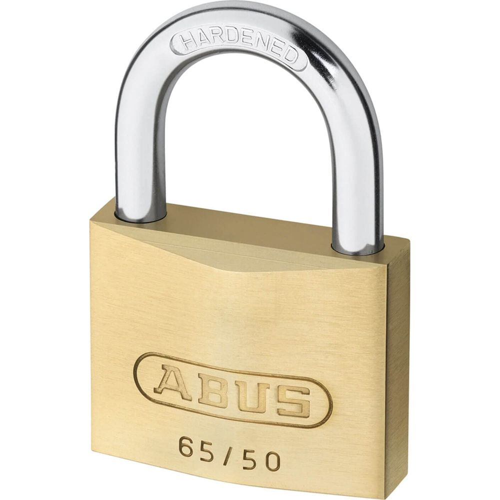 Ein goldener ABUS Vorhängeschloss mit silbernem Bügel. "HARDENED" und "65/50" sind eingraviert.