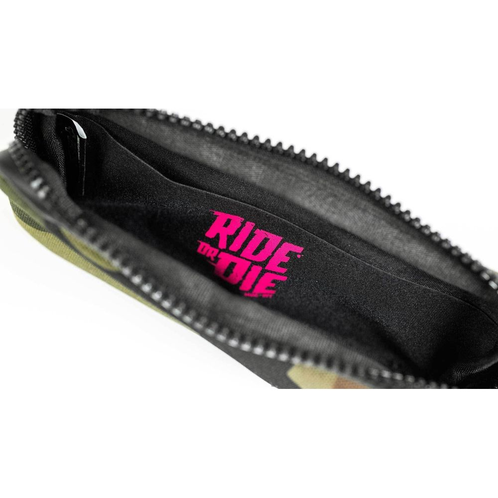 Pochette camouflage verte zippée avec inscription RIDE OR DIE.