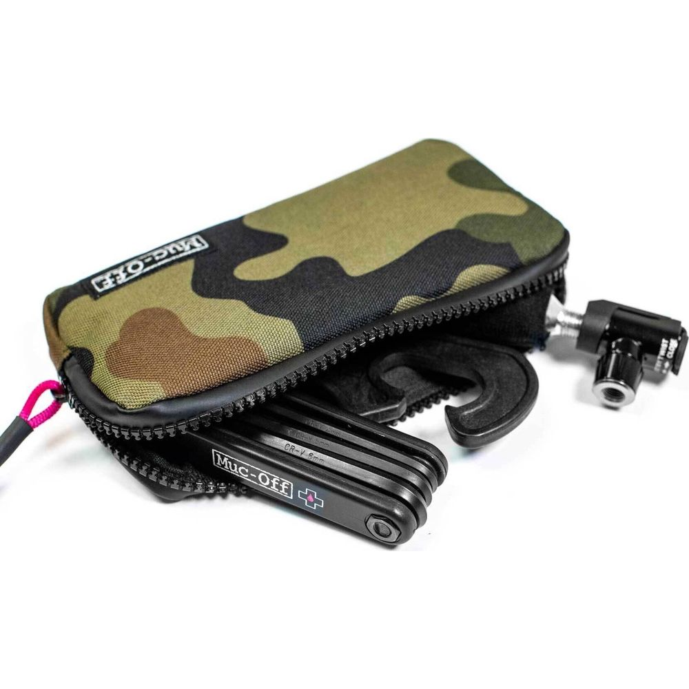 Une pochette camouflage avec des outils et un adaptateur de valve.