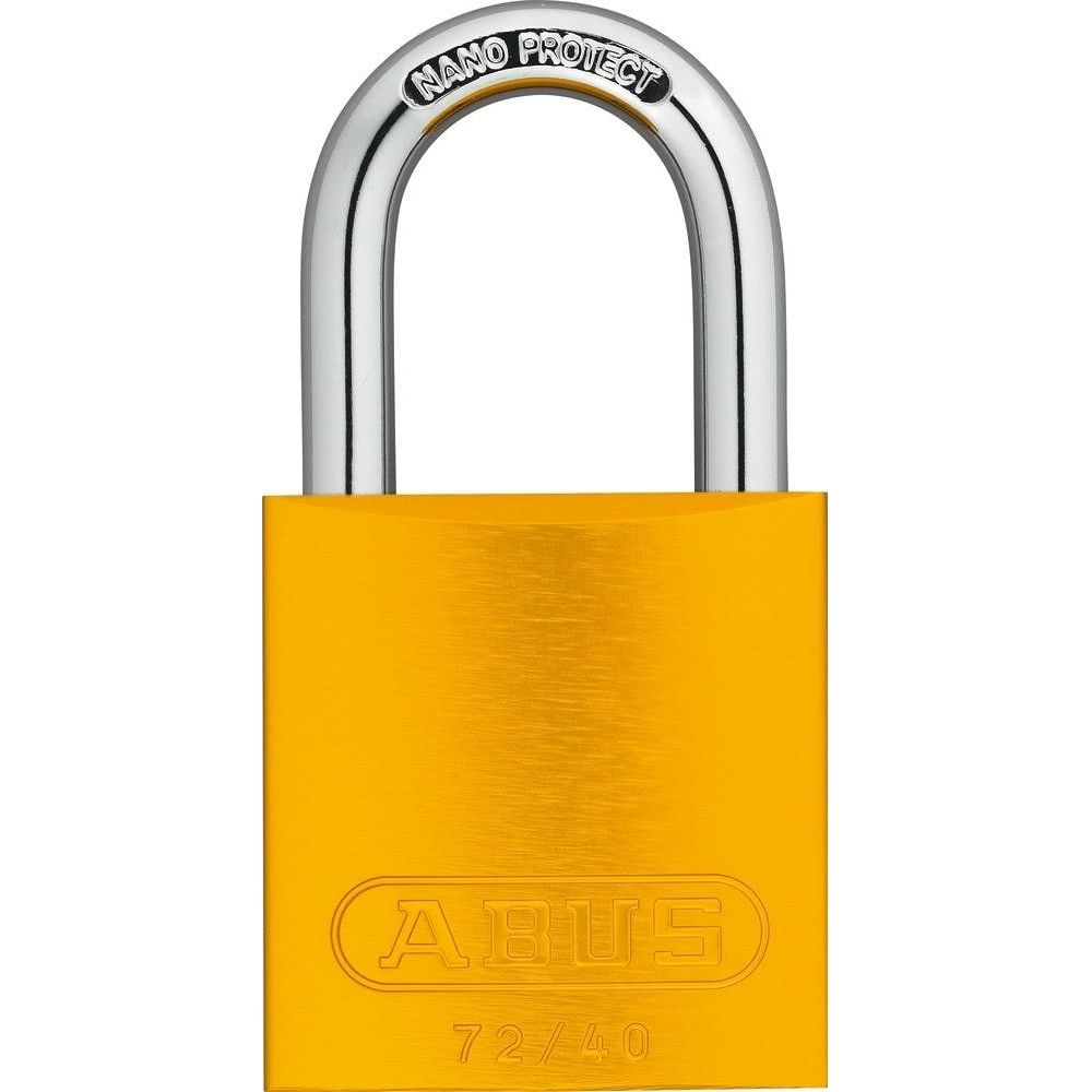 Ein goldfarbenes ABUS Vorhängeschloss mit silbernem Bügel.