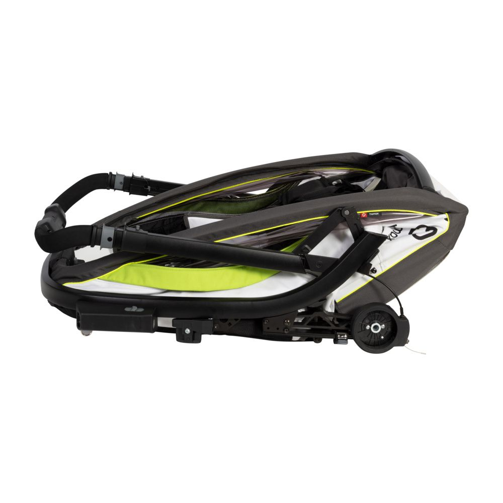 Ein zusammengeklappter Kinderwagen mit grauem, weißem und neongrünem Stoff und schwarzen Griffen.