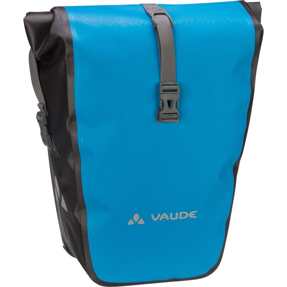 Blaue Vaude Fahrradtasche mit grauem Riemen und Schnalle, auf weißem Hintergrund.