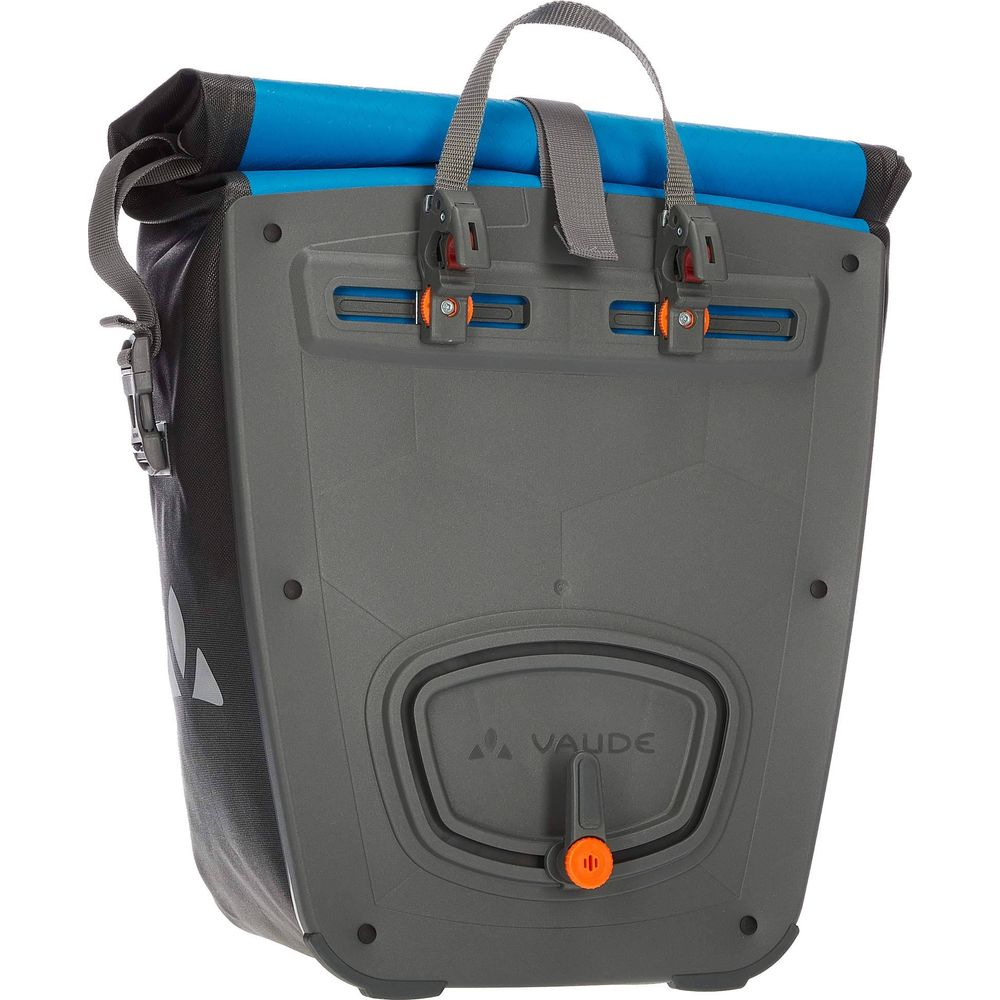 Graue Fahrradtasche mit blauem Rolltop, Haken und Vaude-Logo.