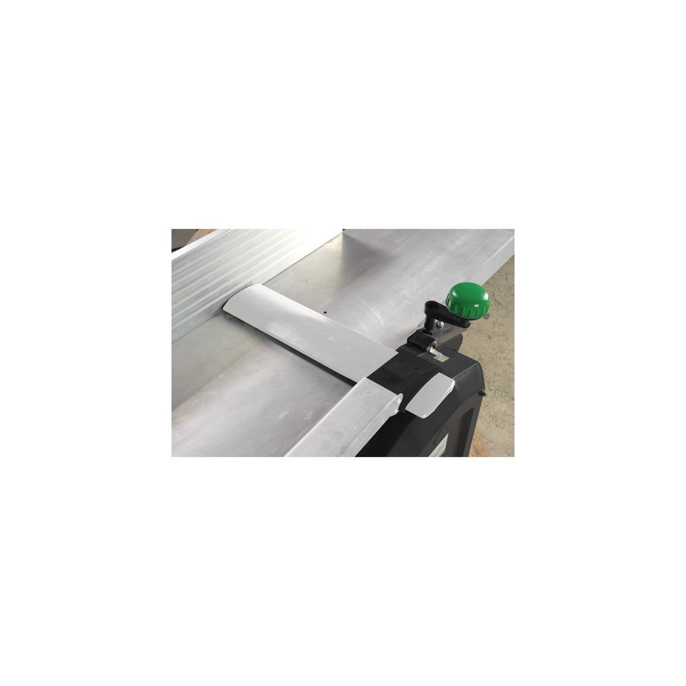 Gros plan d'une dégauchisseuse avec bouton vert et table métallique.