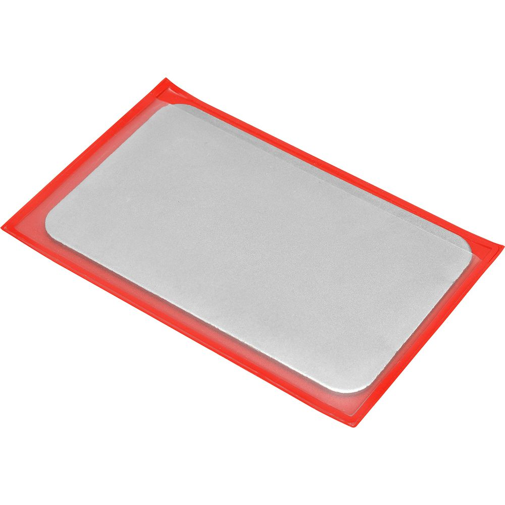 Un objet rectangulaire argenté avec un cadre rouge sur fond blanc.