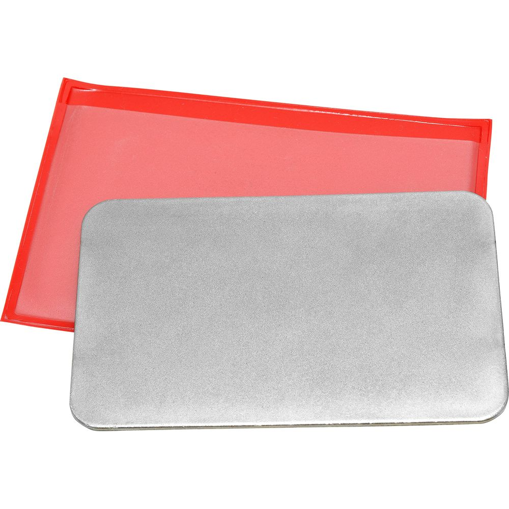 Plaque métallique argentée sur pochette plastique rouge, fond blanc.