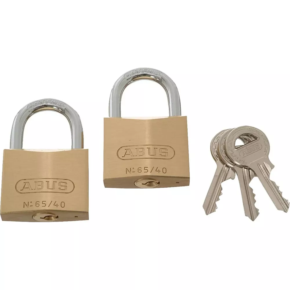 Zwei goldene ABUS-Vorhängeschlösser mit Schlüsseln.
