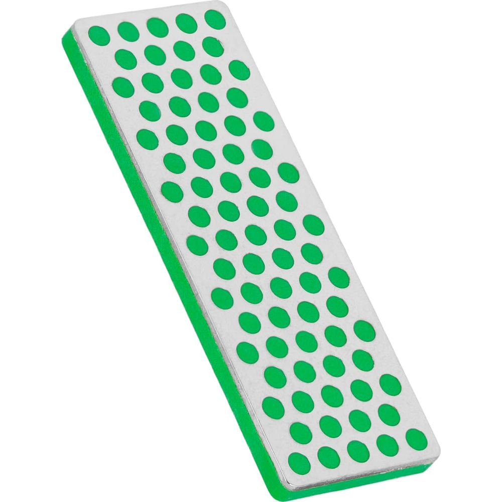 Une pierre à aiguiser rectangulaire avec un bord vert et une surface argentée à points verts.