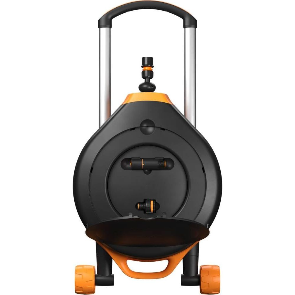 Schwarzer Schlauchwagen mit orangefarbenen Akzenten und Rädern.