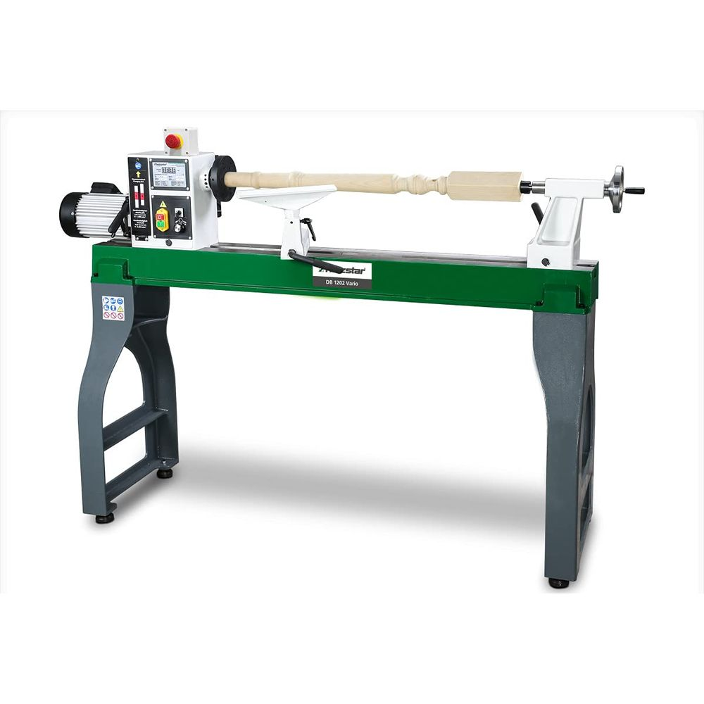 Holzdrehbank mit grünem Gestell und Motor. Darauf ein Holzstück.
