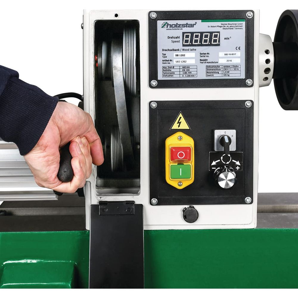Hand bedient Holzbearbeitungsmaschine mit digitalen Anzeigen, Knöpfen und Schaltern.