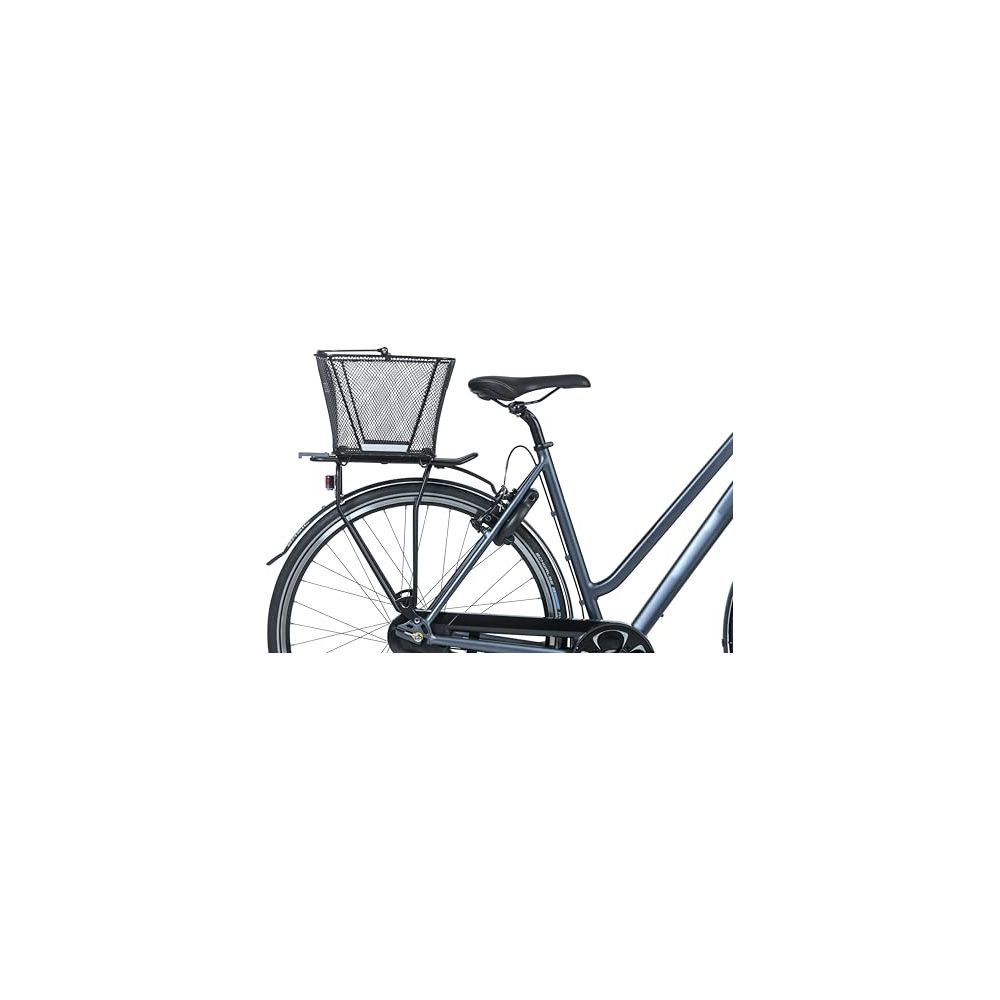 Un primer plano de una bicicleta gris oscuro, que muestra la rueda trasera, el sillín y una cesta.