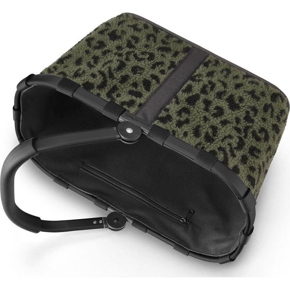 Sac de courses vert à imprimé léopard et poignées noires.