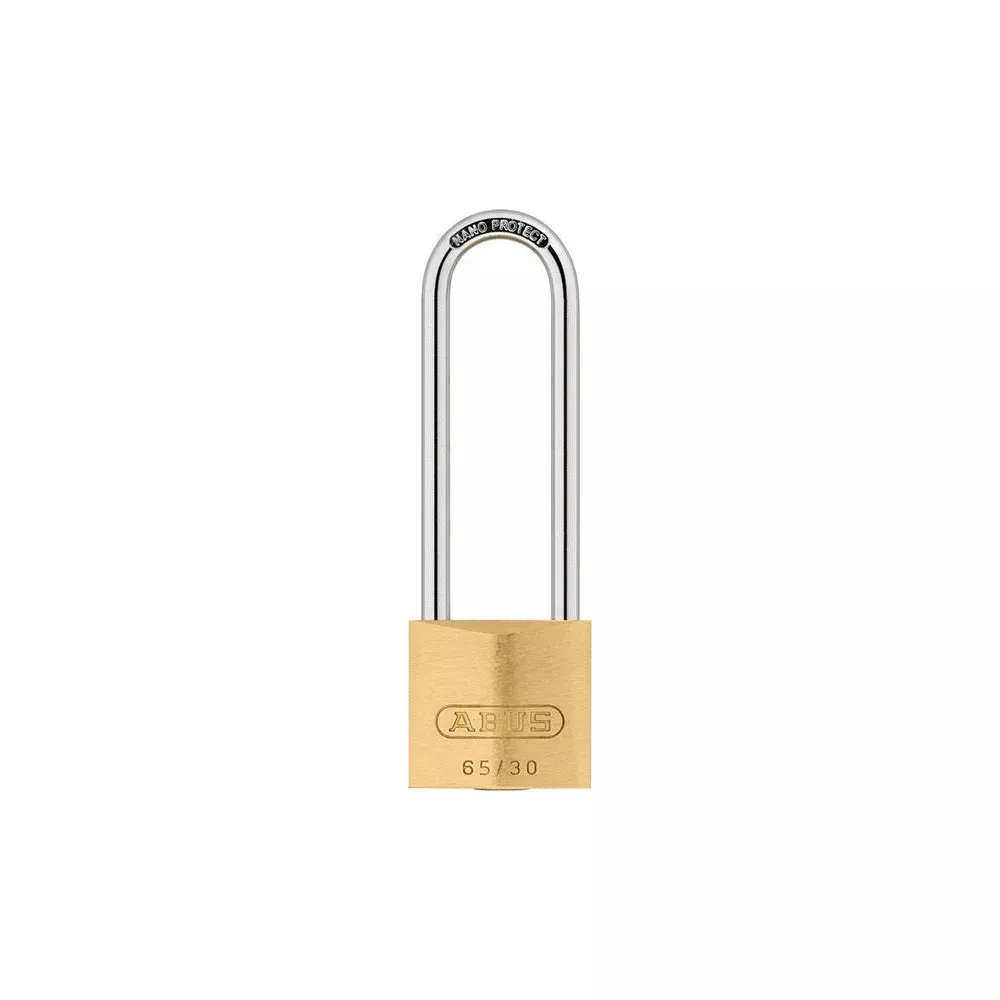 Ein goldfarbenes Vorhängeschloss mit silbernem Bügel, auf weißem Hintergrund.