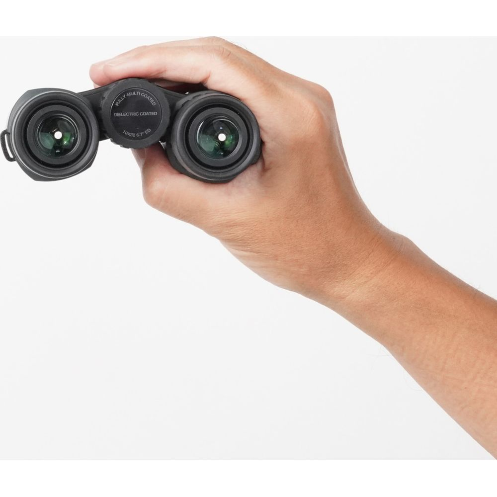 Una mano tiene un binocolo nero con testo 'Fully Multi Coated'.