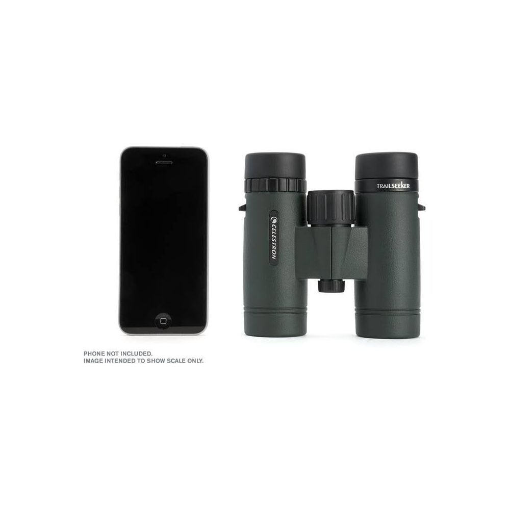 Binocolo verde scuro accanto a uno smartphone nero su sfondo bianco.