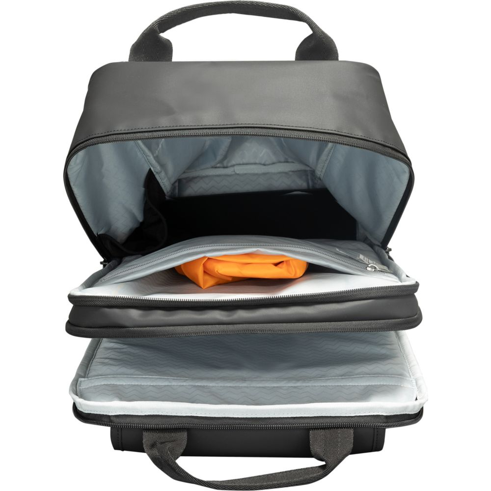 Un sac à dos noir ouvert avec des compartiments et un objet orange à l'intérieur.