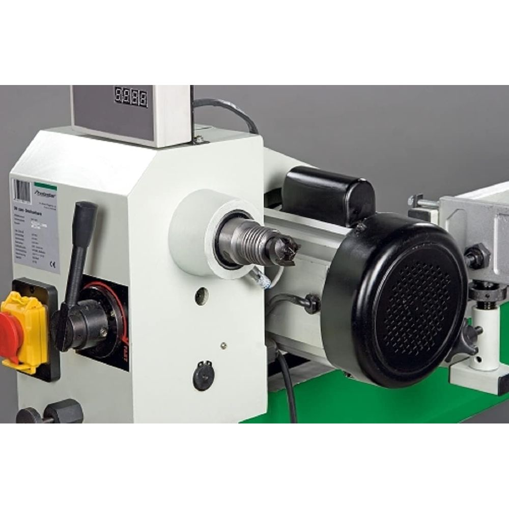 Eine weiße Drehmaschine mit schwarzem Motor und grüner Arbeitsfläche.