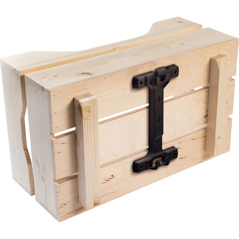 Une caisse en bois avec un mécanisme de verrouillage noir sur le côté.