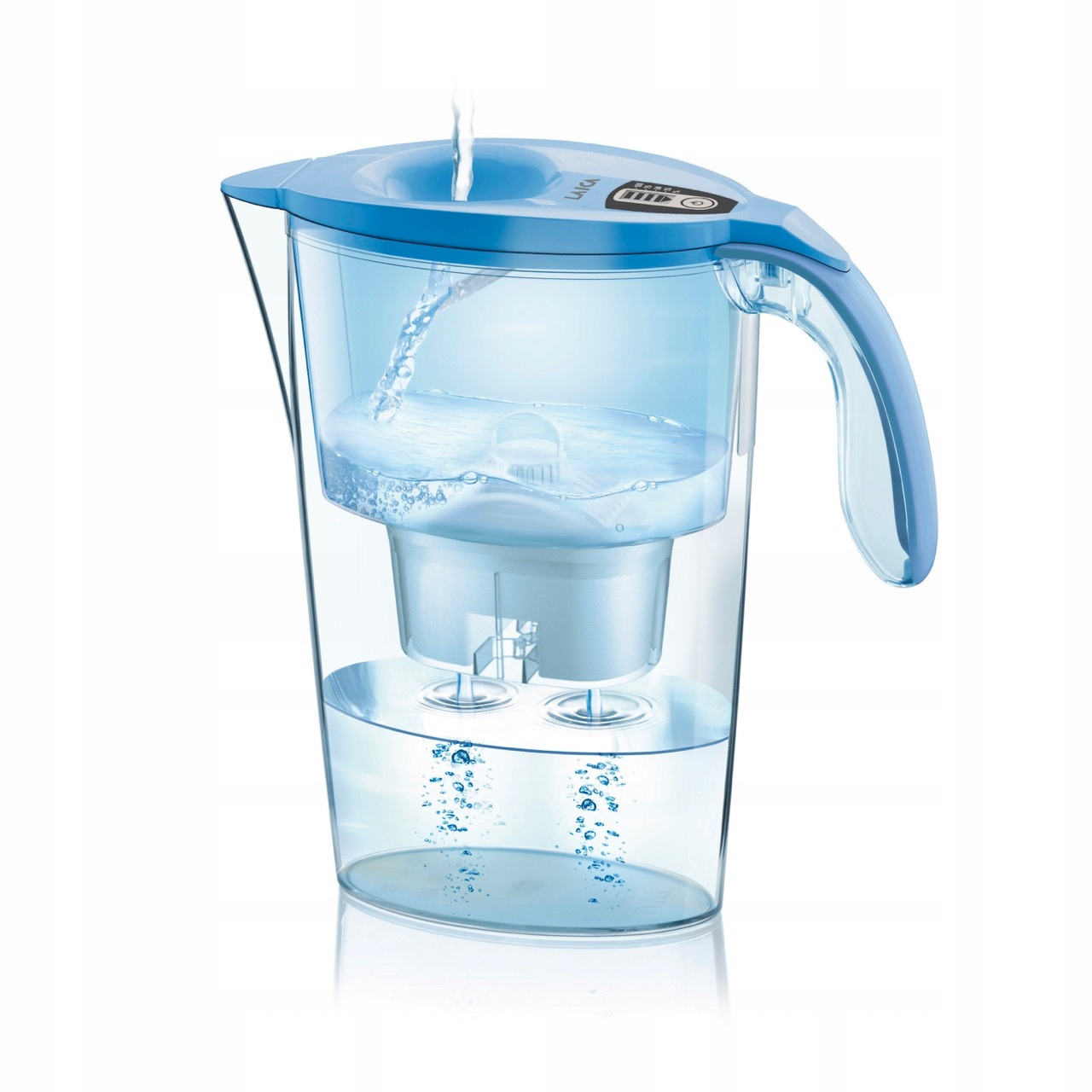 Niebieski dzbanek filtrujący wodę Laica z wlewającą się i filtrującą wodą.