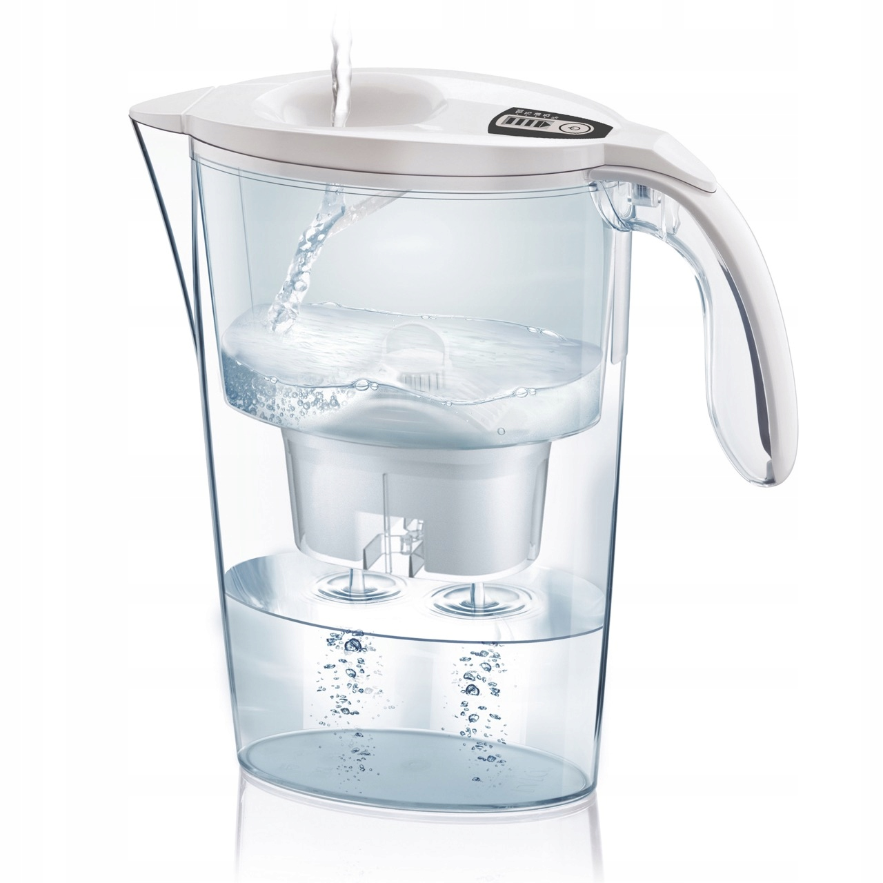 Woda wlewa się do przezroczystego dzbanka filtrującego wodę, napełniając go.