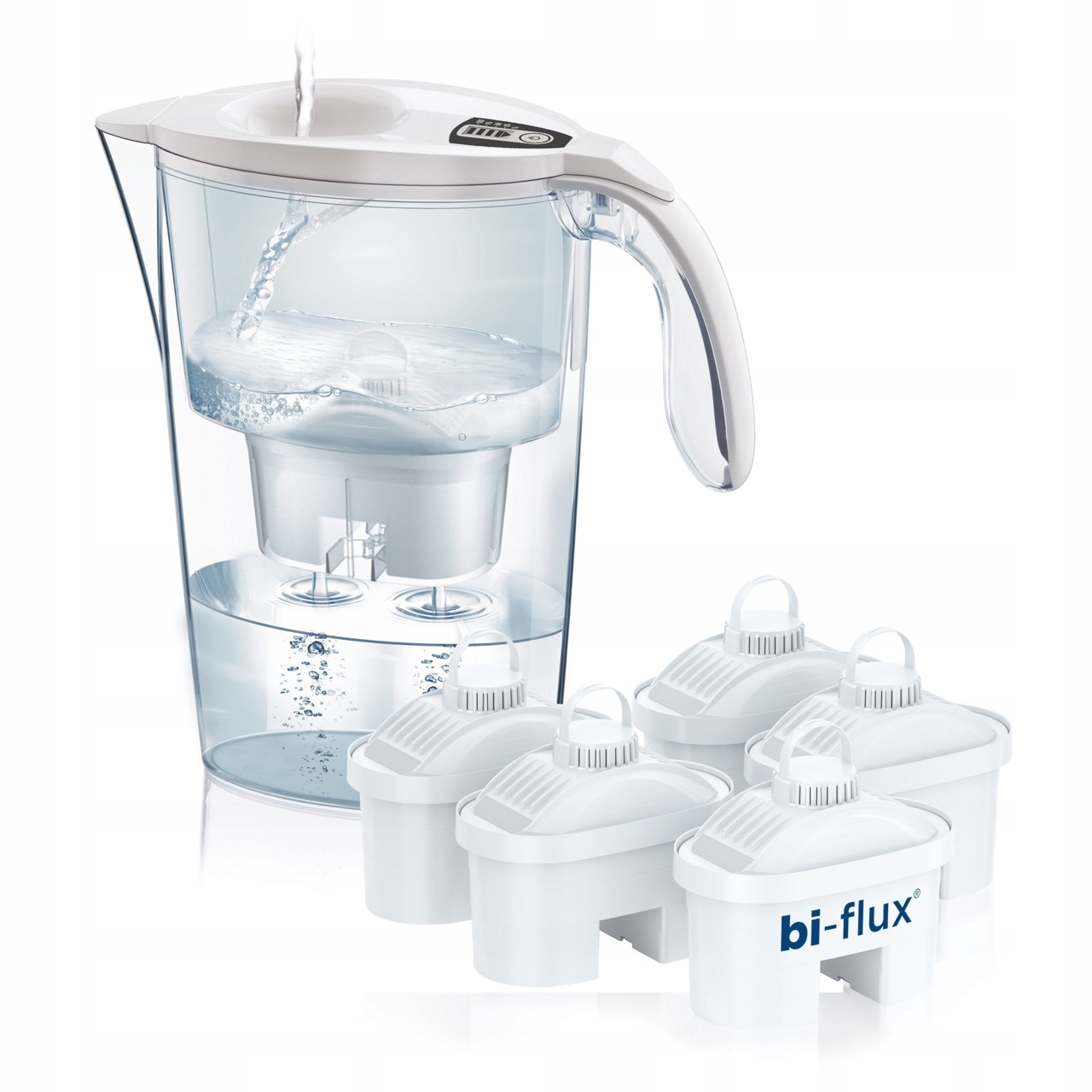 Dzbanek filtrujący wodę jest napełniany, obok znajdują się pięć zapasowych filtrów.