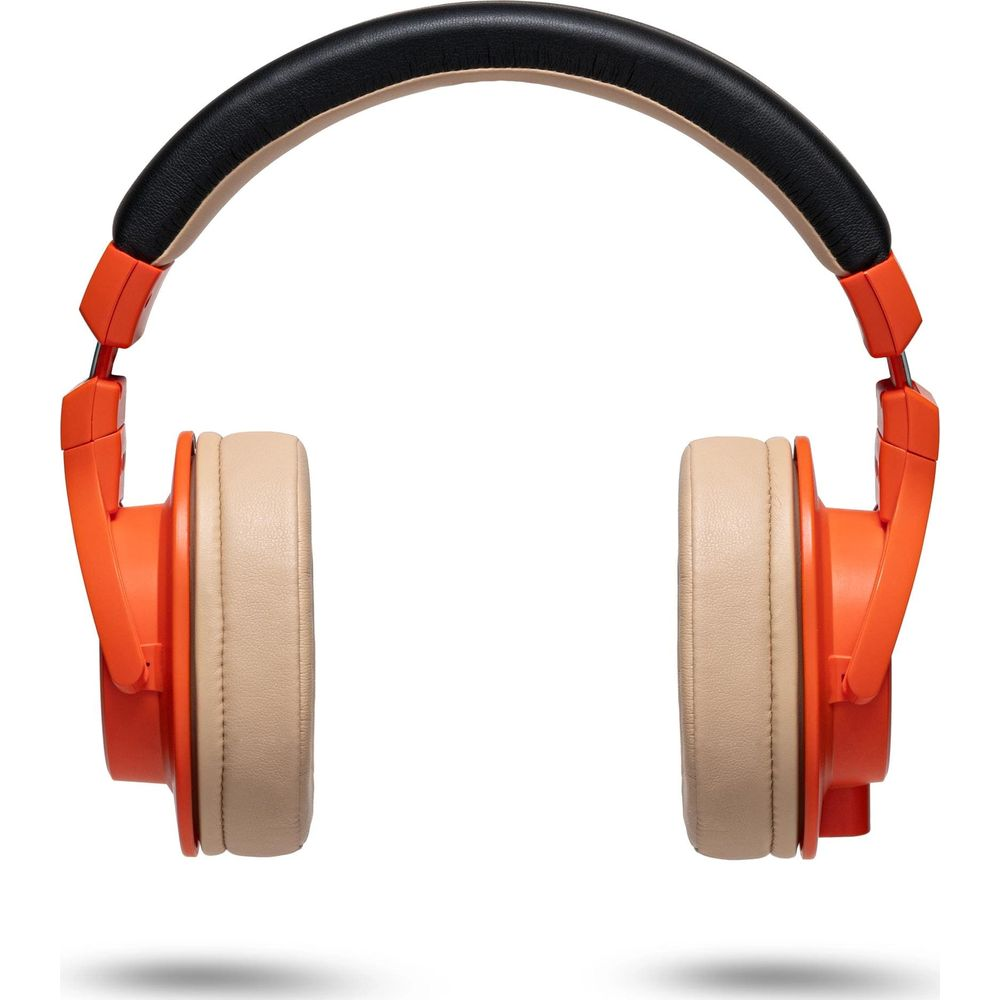 Casque orange avec arceau noir et écouteurs crème sur fond blanc.