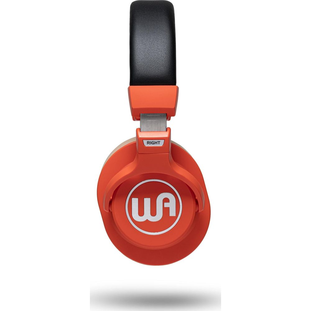 Casque orange avec arceau noir et détails argentés. Le logo est un 'wa' blanc.