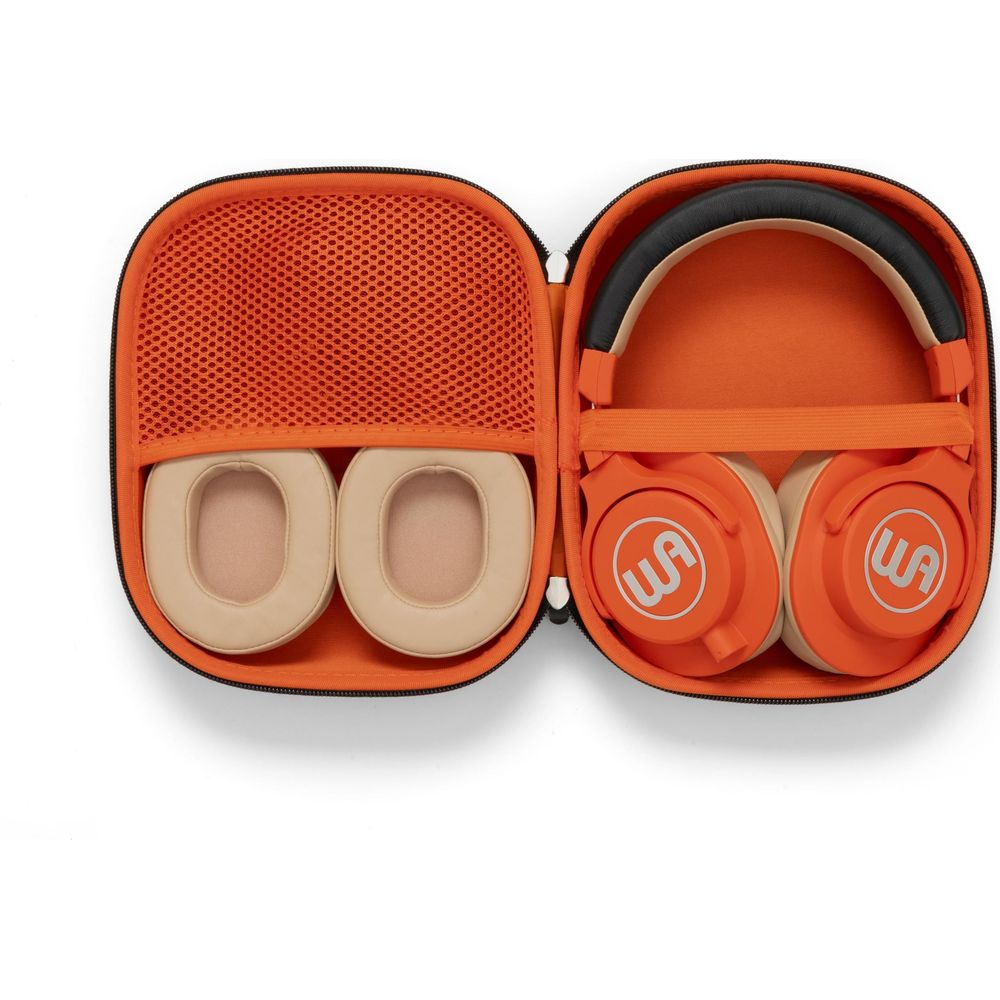 Casque orange avec coussinets séparés dans un étui orange.