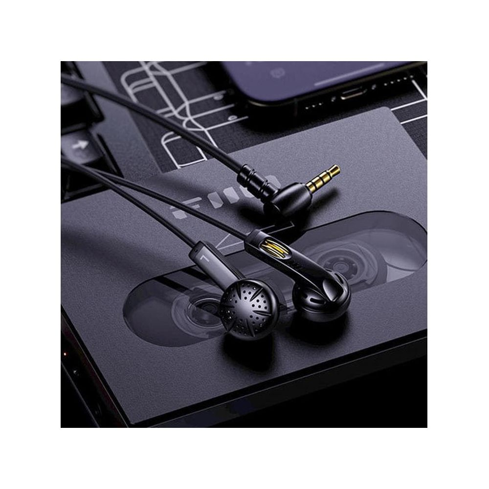 Auricolari neri con spina da 3,5 mm appoggiati su una superficie scura.