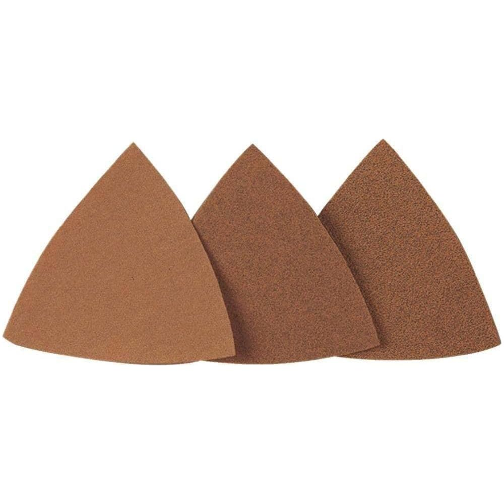 Tre pezzi triangolari di carta vetrata in varie tonalità di marrone uno accanto all'altro.