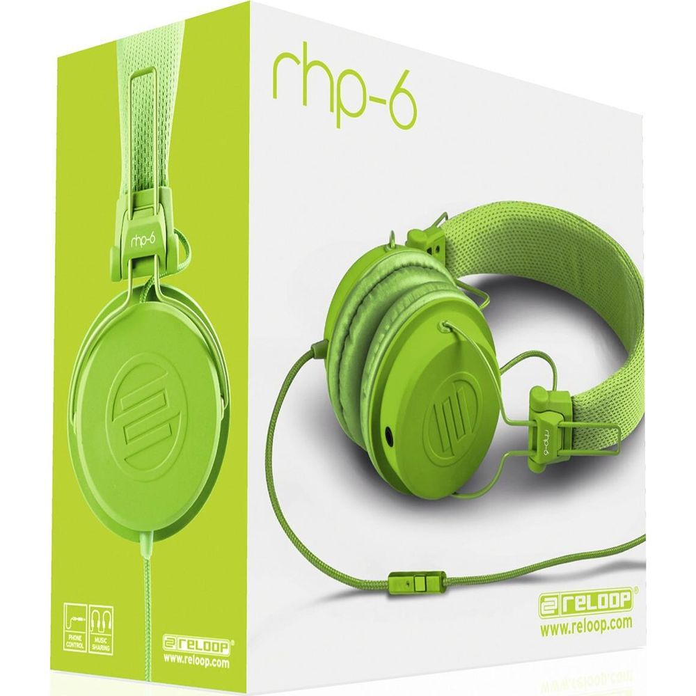 Casque vert avec câble et logo sur un emballage.