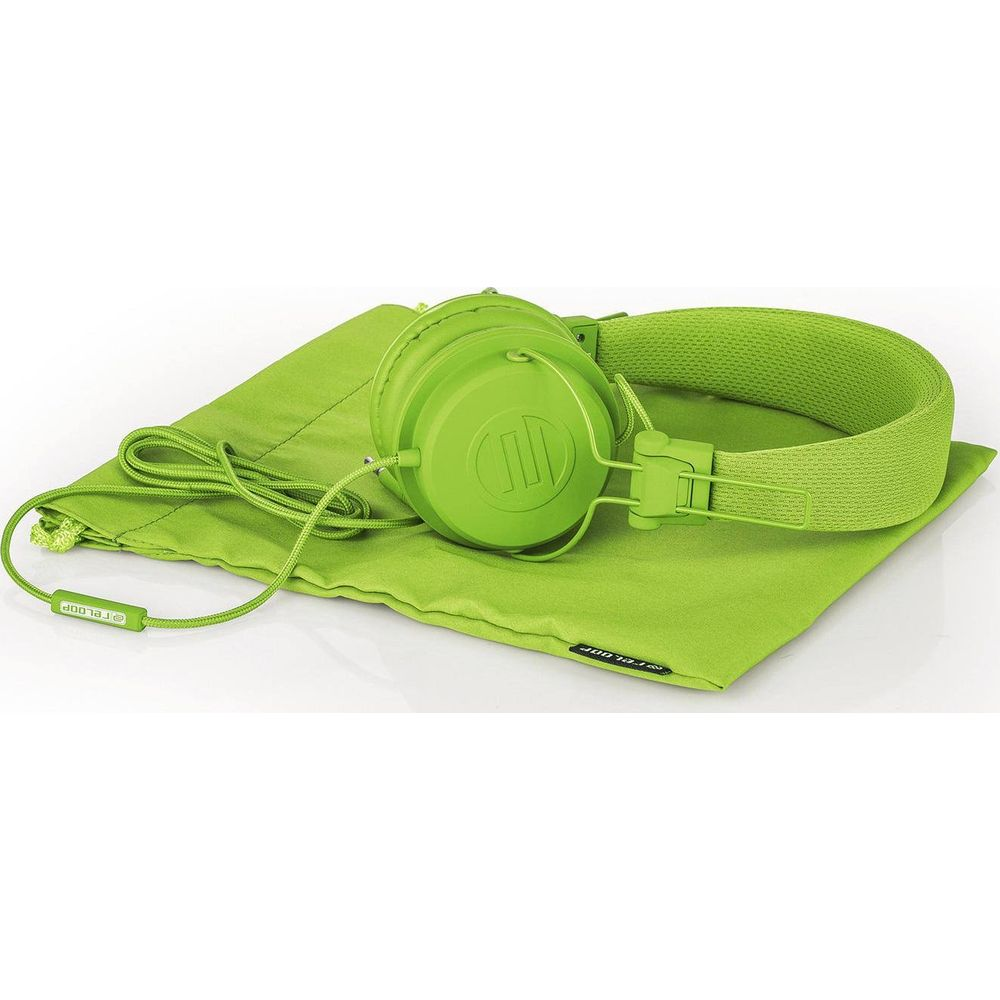 Casque vert posé sur une pochette en tissu vert. Un câble est visible.