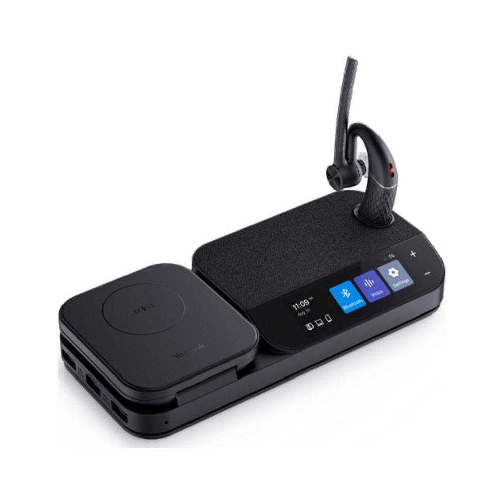 Un auricolare nero su base di ricarica con touchscreen. A sinistra, un'altra piastra di ricarica.