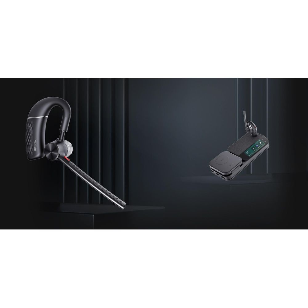 Un auricolare nero a sinistra e una base di ricarica con auricolare a destra su sfondo scuro.