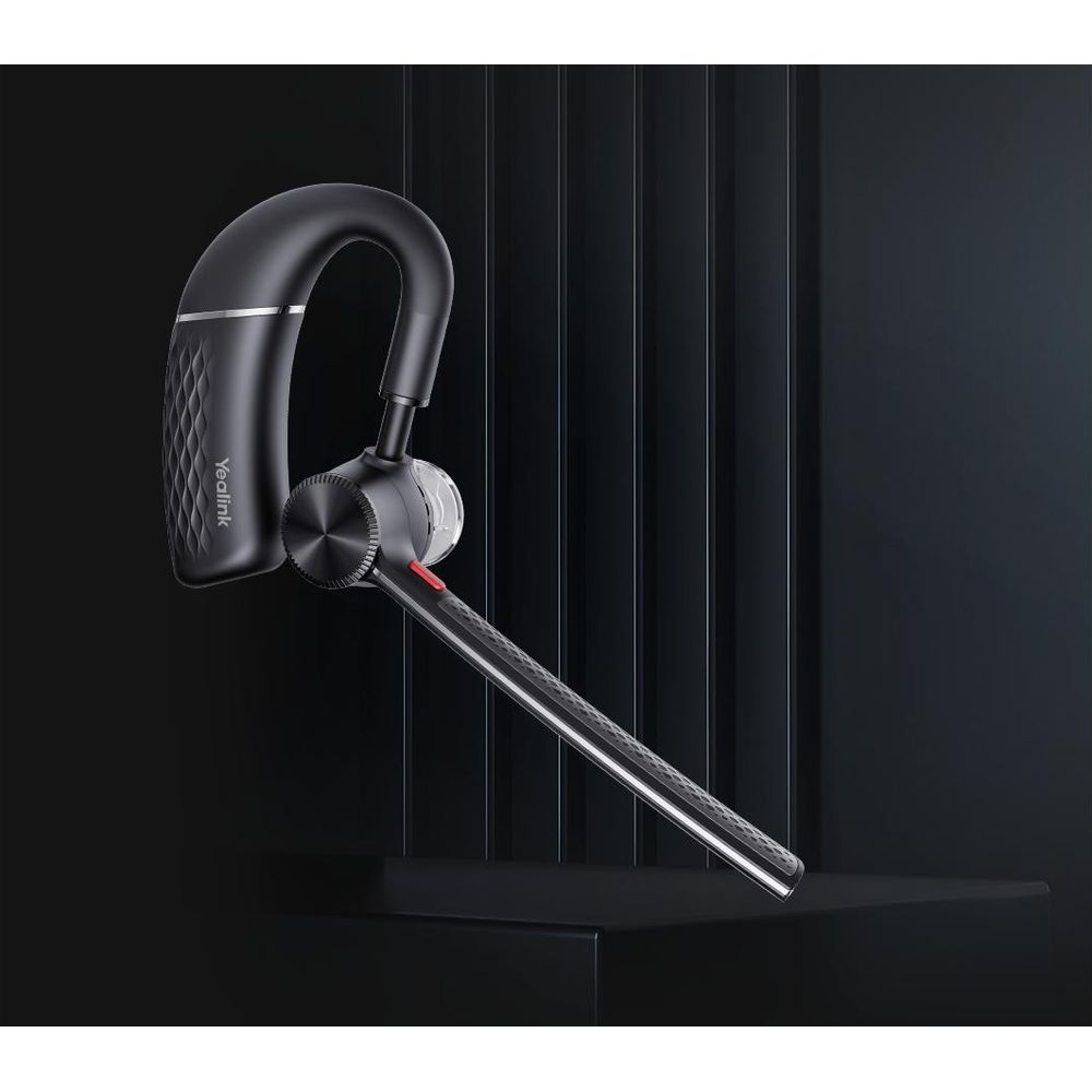Un auricolare Yealink nero con accenti argentati su sfondo scuro.