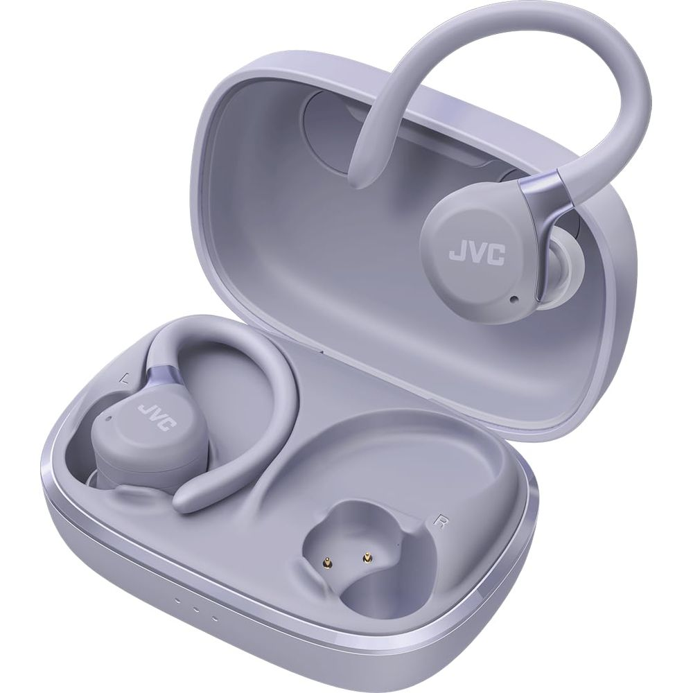 Lawendowe słuchawki JVC z etui ładującym, jeden słuchawka jest w etui.