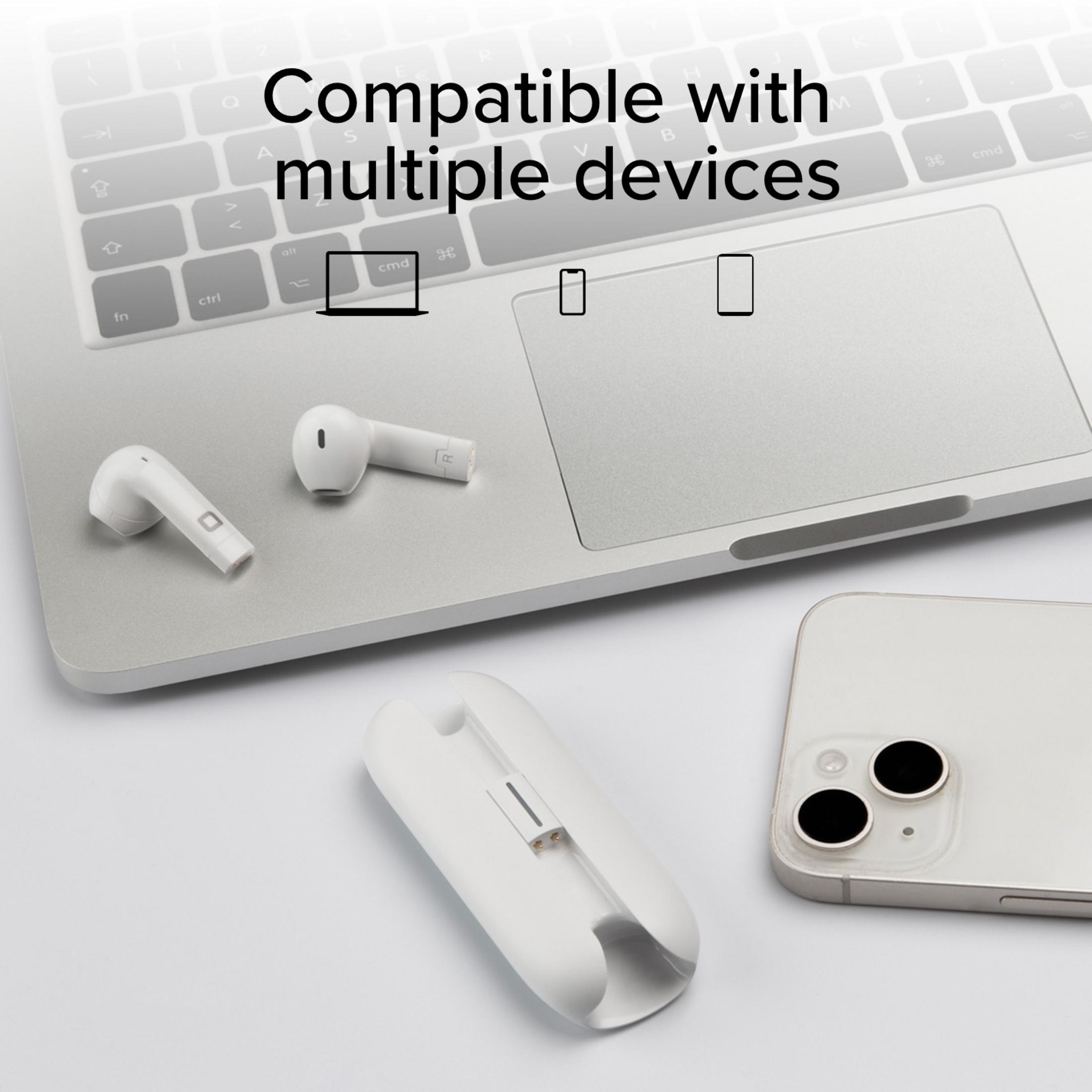 Auricolari bianchi, mouse e smartphone su una tastiera.